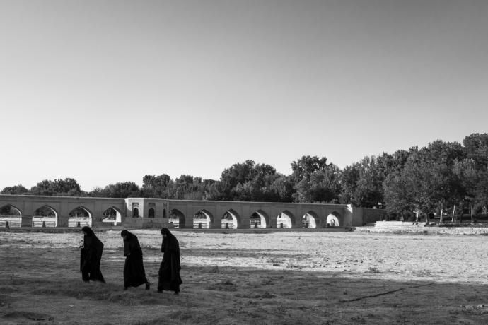 Women walking across the Zayandeh-Rood river bed, near Joobi Bridge. Image by Ako Salemi. Iran, 2016.