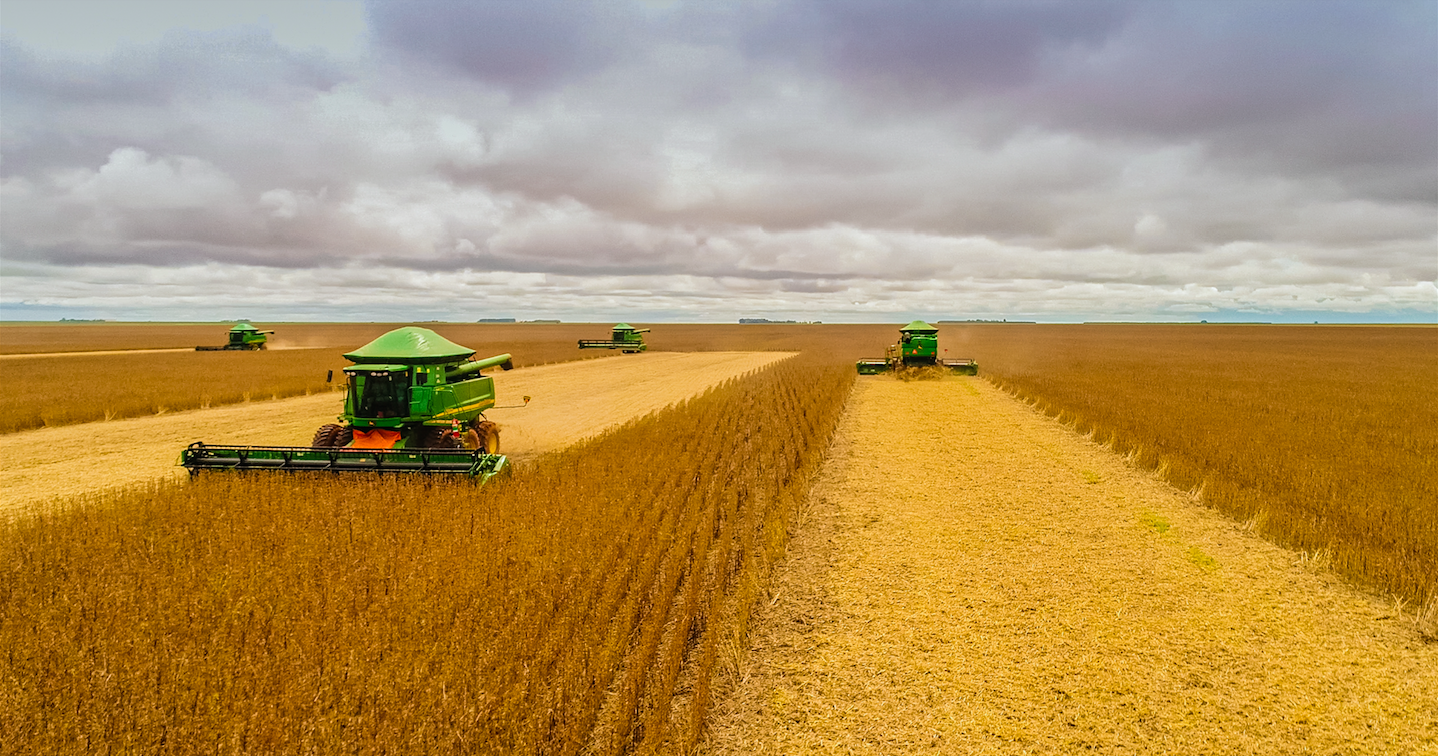Positioning of agricultural machinery during the soybean harvest in Chapadão do Sul, Mato Grosso do Sul. Image by Shutterstock. Brazil, February 27, 2020.