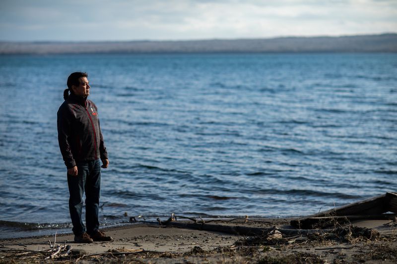 Duke Peltier, 43, stands near his home on the shore of Lake Huron in Wiikwemkoong Unceded Territory on the Manitoulin Island, Ontario, on Nov. 24, 2019. Image by Zbigniew Bzdak / Chicago Tribune. Canada, 2019.