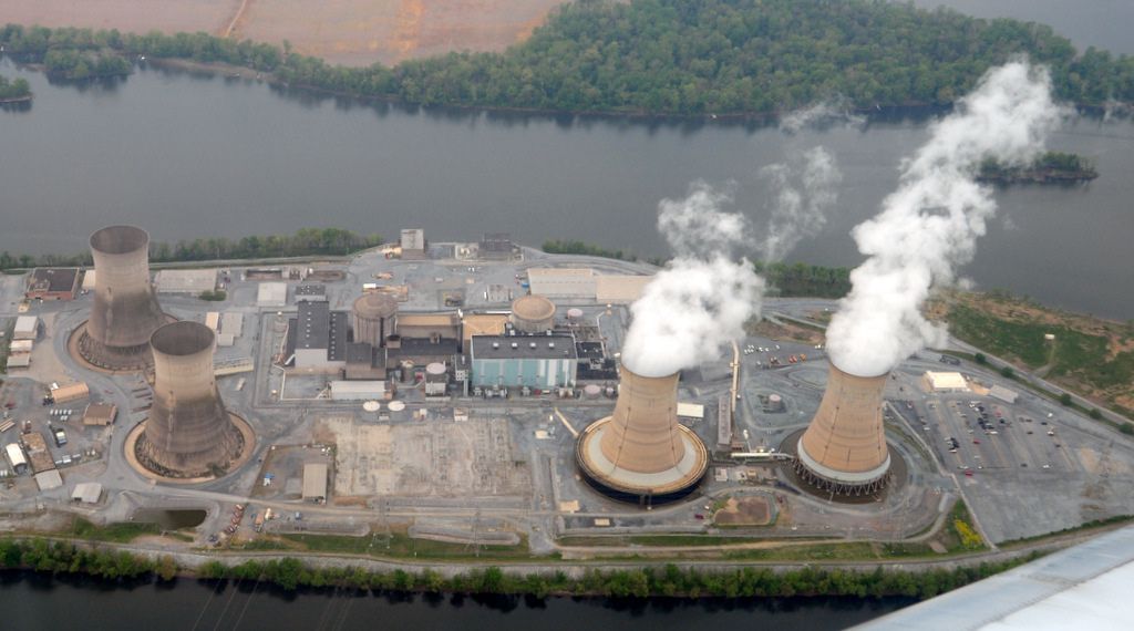The Three Mile Island nuclear plant in Middletown, Pennsylvania. The famous Three Mile Island nuclear facility which in 1979 suffered a loss of coolant leading to a partial meltdown of the plant's second reactor, TMI 2. TMI 1 is still in operation, while the coolant stacks for TMI 2 will remain forever dormant. Image by JL Johnson. United States, 2012. (CC BY-SA 2.0)