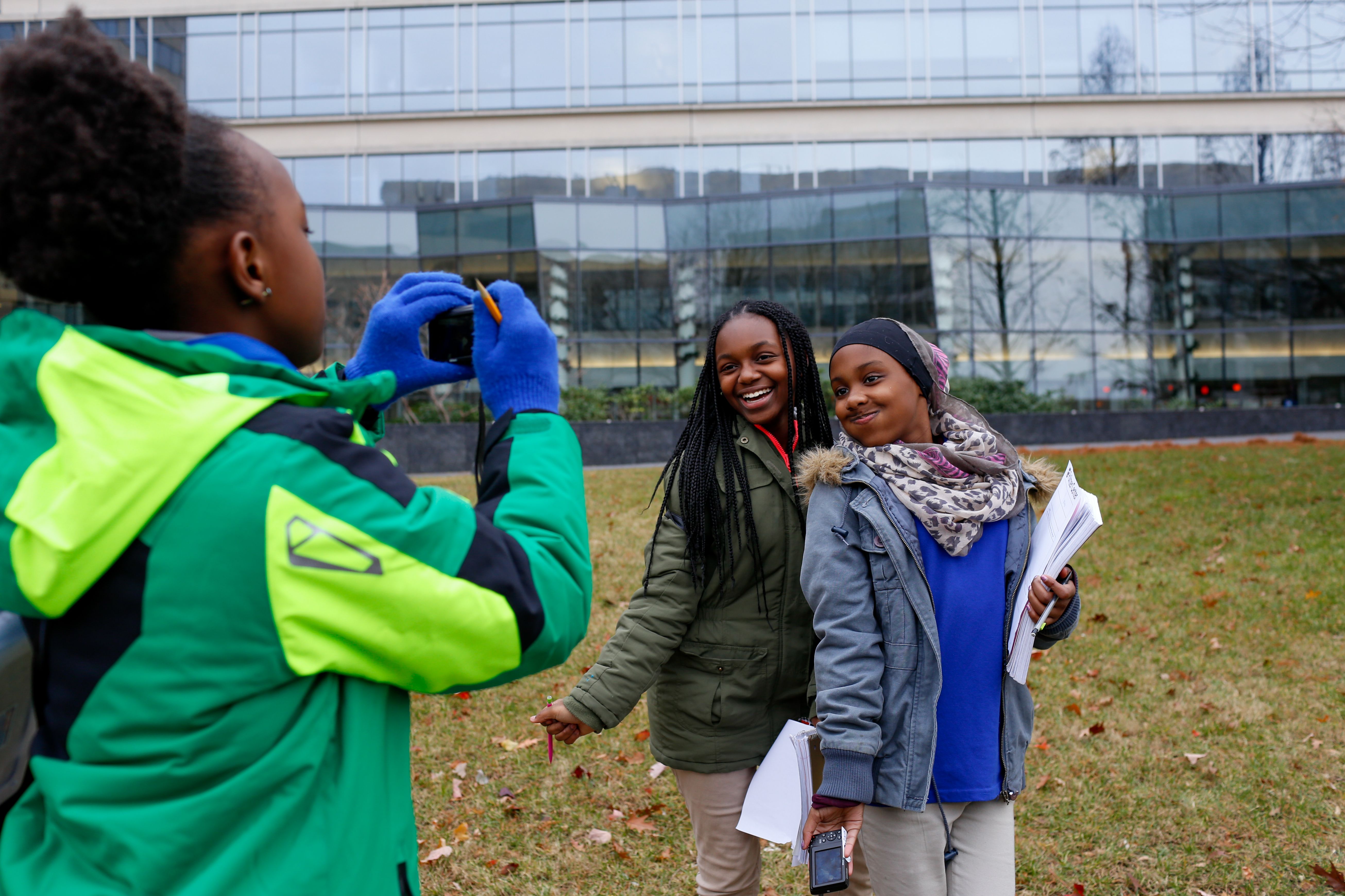 Washington Global students practice photography techniques with one another while preparing to Walk Like a Journalist. Image by Eslah Attar. United States, 2017.