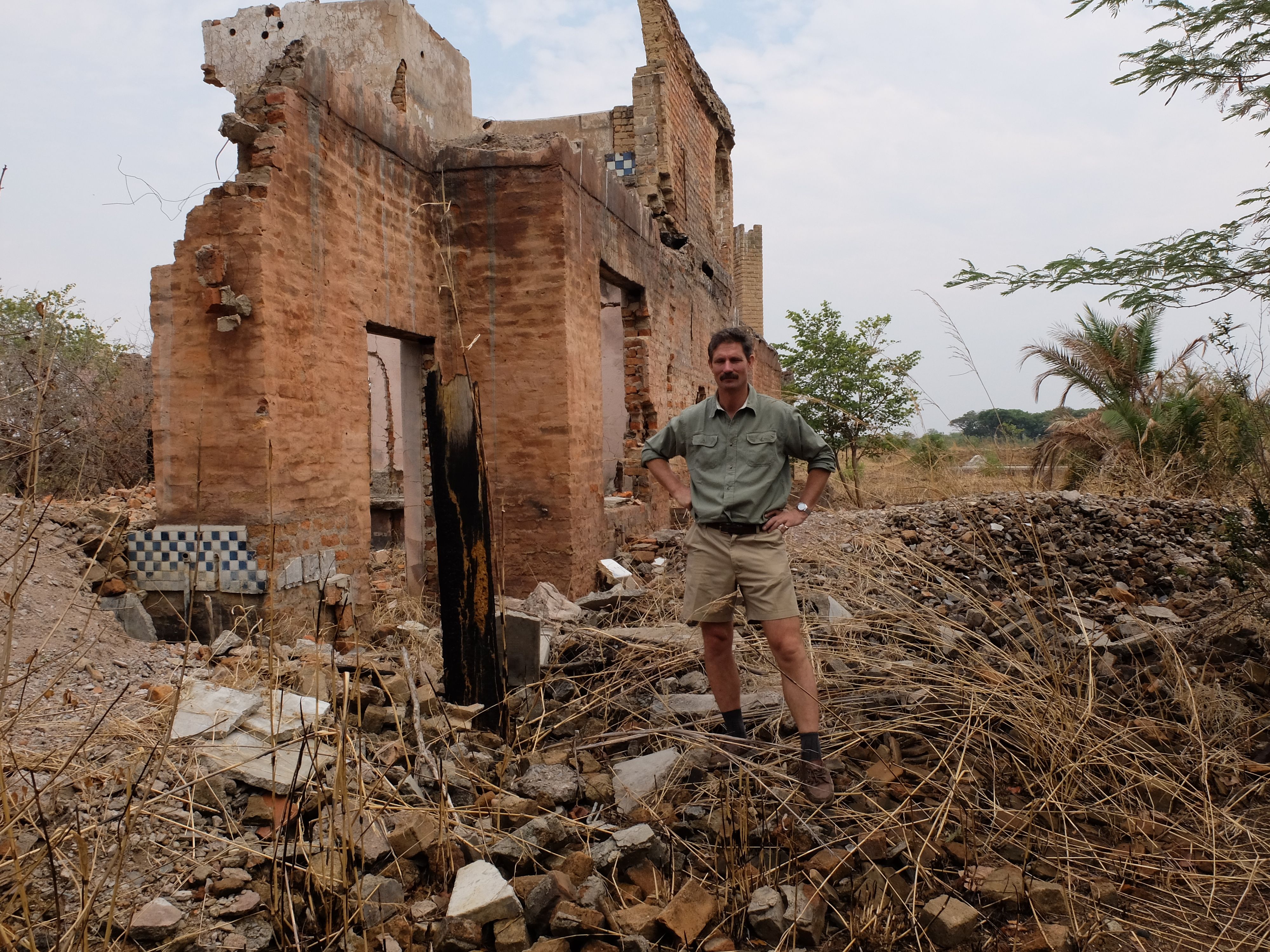 Ben Freeth returns to the ruins of his home, which was burned down in 2009. Image by Martin Fletcher. Zimbabwe, 2017.