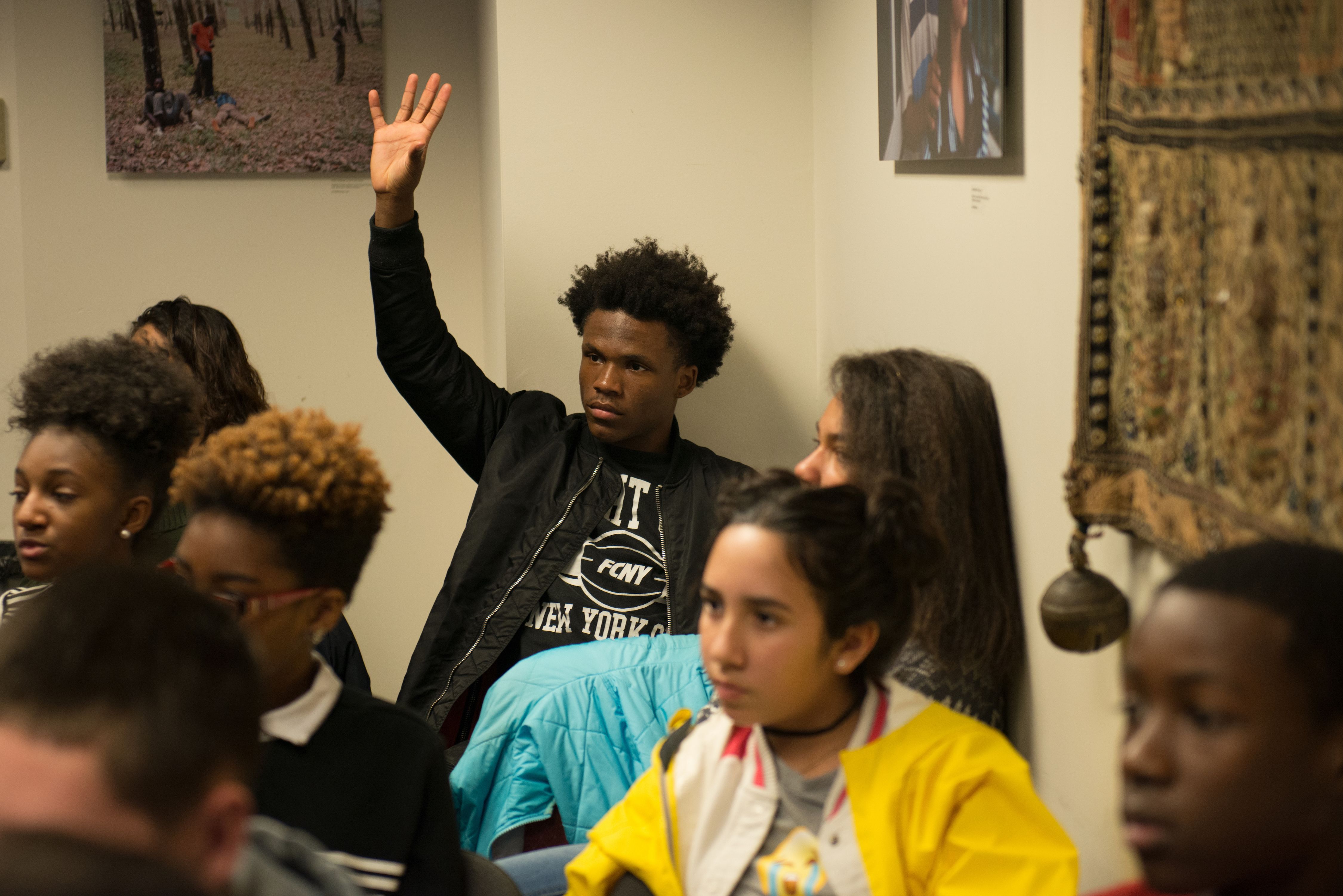 Hardy Middle School students share their interpretations of photographs by grantee Allison Shelley during day two of the "Walk Like a Journalist" workshop at the Pulitzer Center offices. Image by Jordan Roth. Washington, D.C., 2017. 