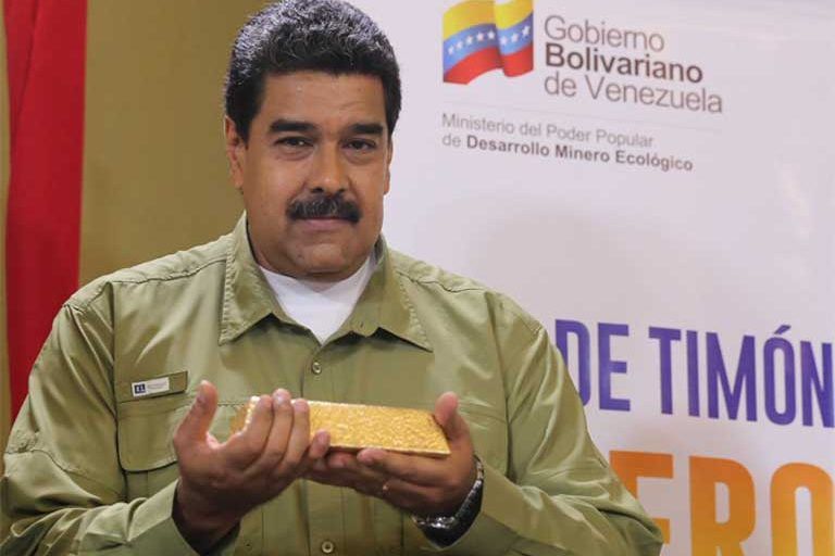 Venezuelan President Nicolás Maduro hefts a bar of gold purportedly dug and processed in the Arco Minero, though experts have their doubts. Image via Twitter Prensa Presidencial @PresidencialVen