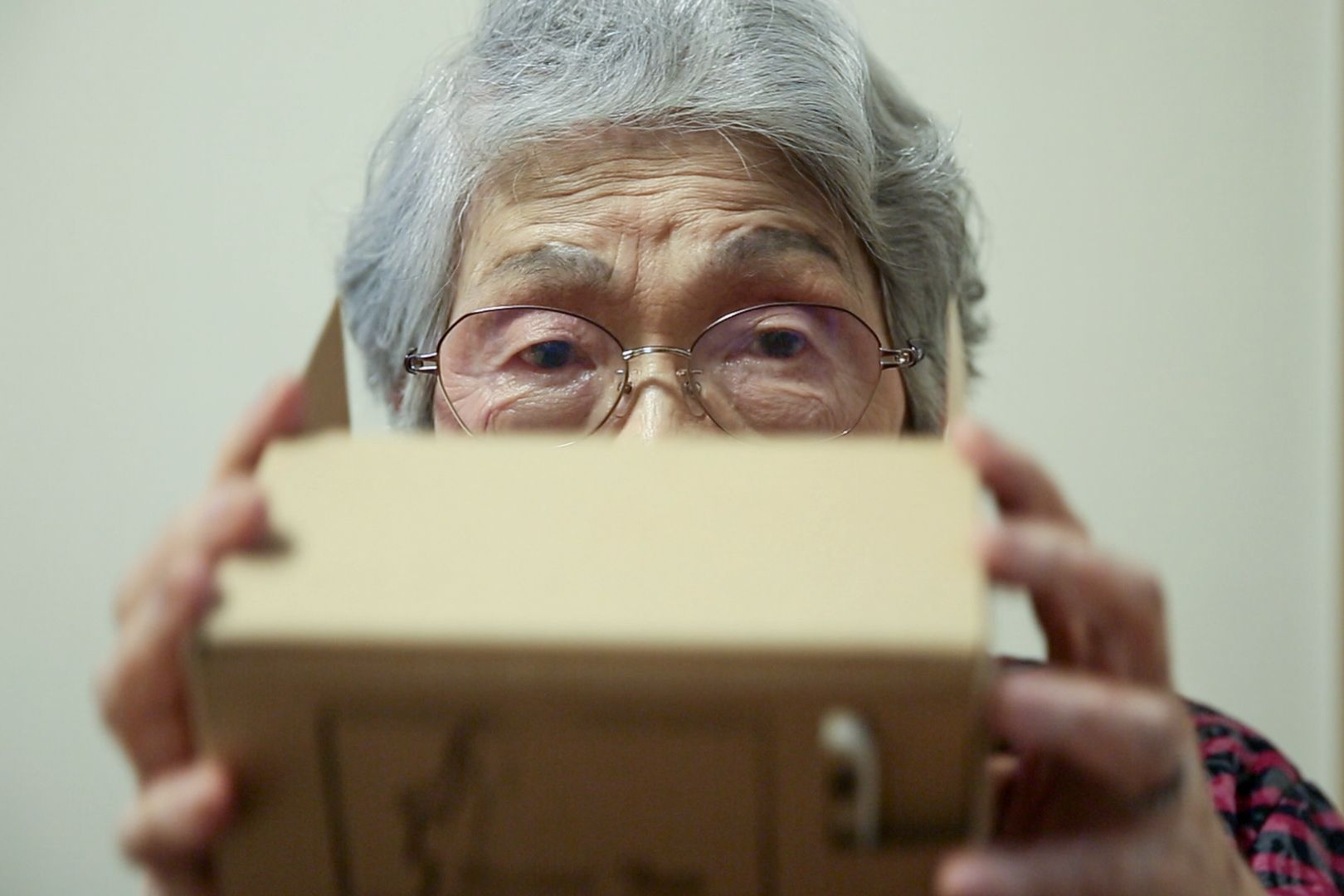 Tama Mitsui, 95, is an avid VR traveller. Image by Shiho Fukada. Japan, 2017.