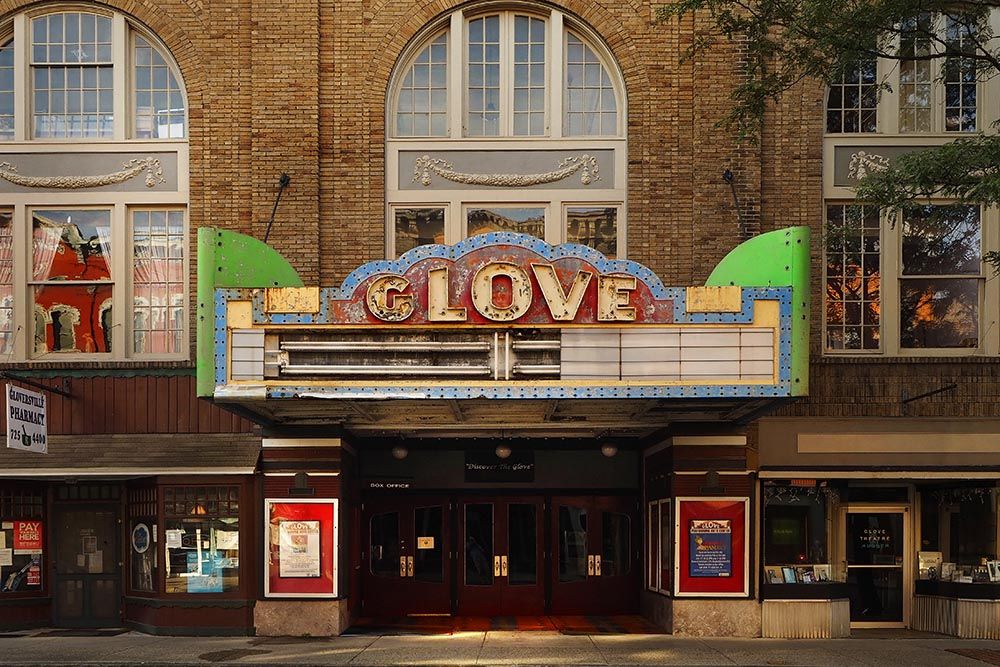 The Glove Theatre, which opened in 1914 as a vaudeville house and showed first-run movies until the 1970s, when it closed. Locals saved the theater from the wrecking ball in 1995 and now host live performances there. Image by Larry C. Price. United States, 2016.