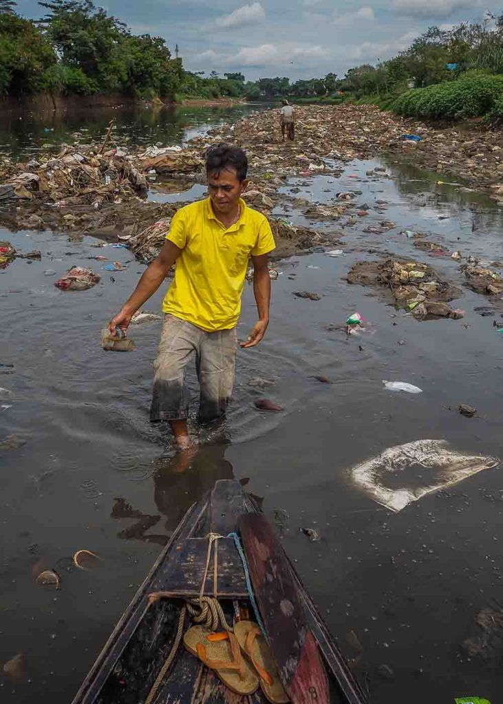 A 2013 study found that for most measures of water quality, the Upper Citarum River was far outside mandatory limits. Today, the river remains contaminated with factory effluent, sewage, animal waste, and household garbage. Image by Larry C. Price. Indonesia, 2016.