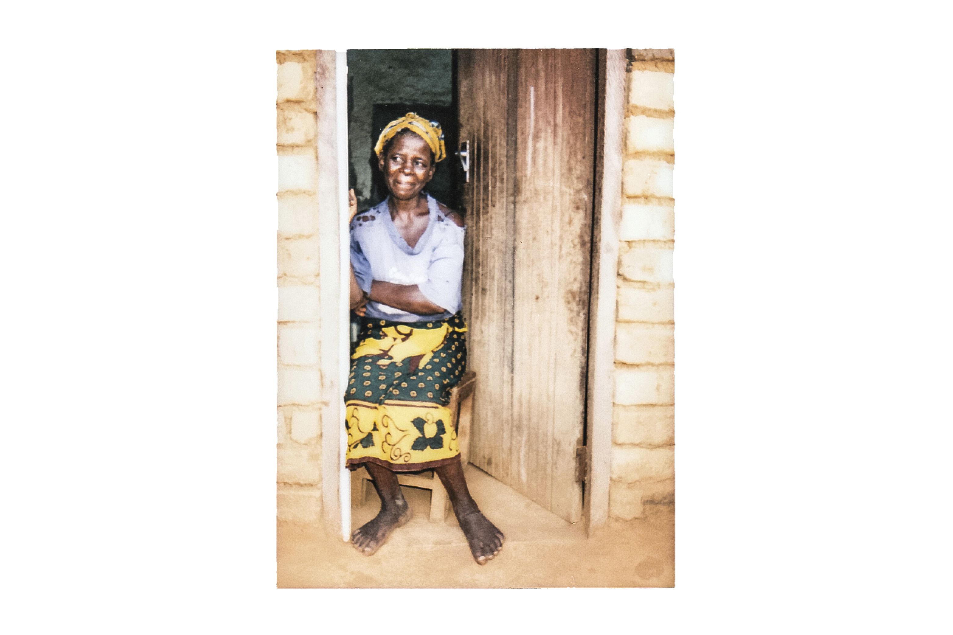 Felicia Willy lives alone in Mulemba village close to the Lujeri Tea Estate in southern Malawi. Her children are building an improved cookstove from clay for her. Image by Nathalie Bertrams. Malawi, 2017.