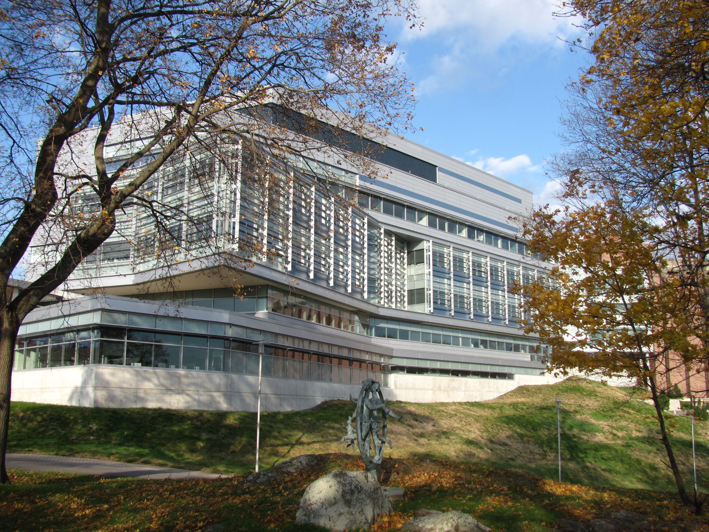 Carl J. Shapiro Science Center, Brandeis University, Waltham, Massachusetts. Image by John Phelan/Wikimedia Commons. United States, 2011.