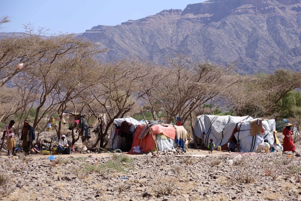Mountains loom over displaced peoples' shelters in Al-Wazia'a. Image by Ahmed al-Basha/IRIN. Yemen, 2016.