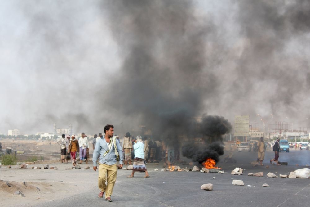 Soldiers block roads and burn tyres in protest against unpaid salaries in Yemen's southern city of Aden. Image by Iona Craig. Yemen, 2017. 