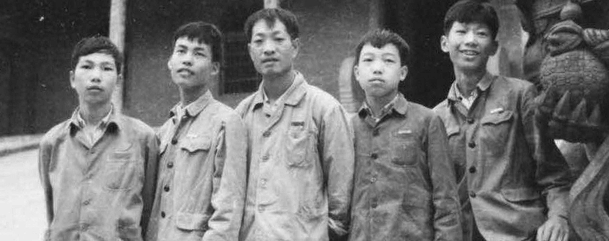 Best friends He Yixin (right) and Wang Mengxin (second to right) with a teacher (middle) and classmates at Tingjiang Secondary in 1971. All but He came to the U.S. for a better life. But He is now the wealthiest person among them all. Image courtesy of South China Morning Post.