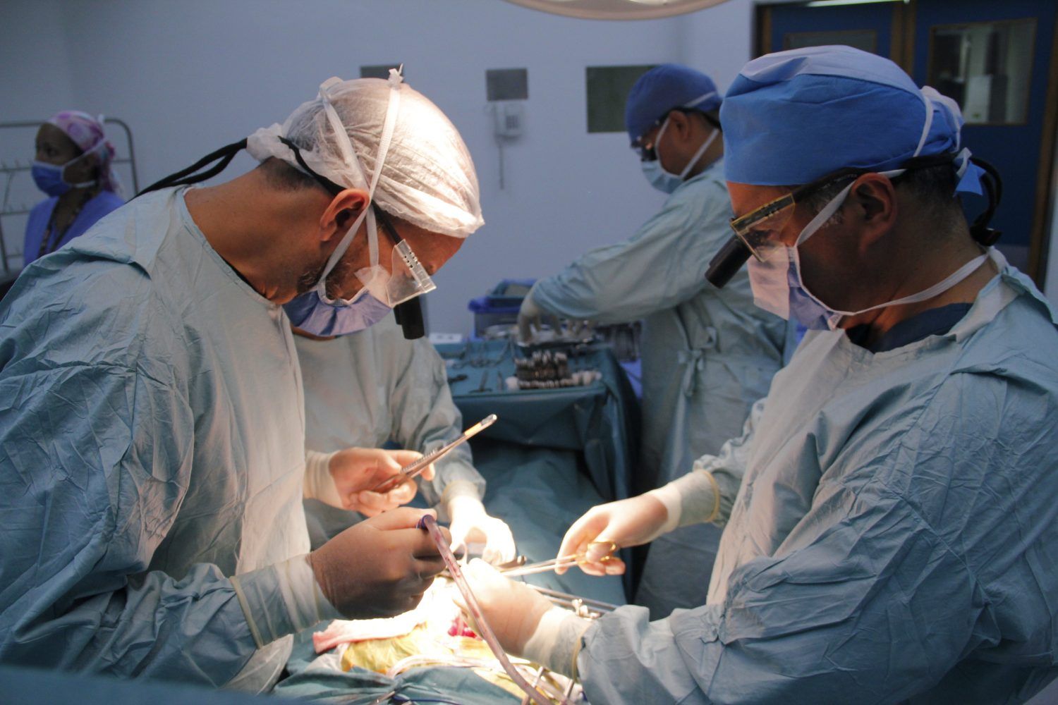 Flaviana Sandoval spent six weeks investigating Venezuela’s organ transplant crisis, and reported from inside this operating room at one of the few hospitals still performing the procedures. Here, surgeons Pedro Rivas (left) and Carlos Rodríguez (right) are in the midst of a kidney transplant at the private hospital Clínica Metropolitana. Image by Flaviana Sandoval. Venezuela, 2018.