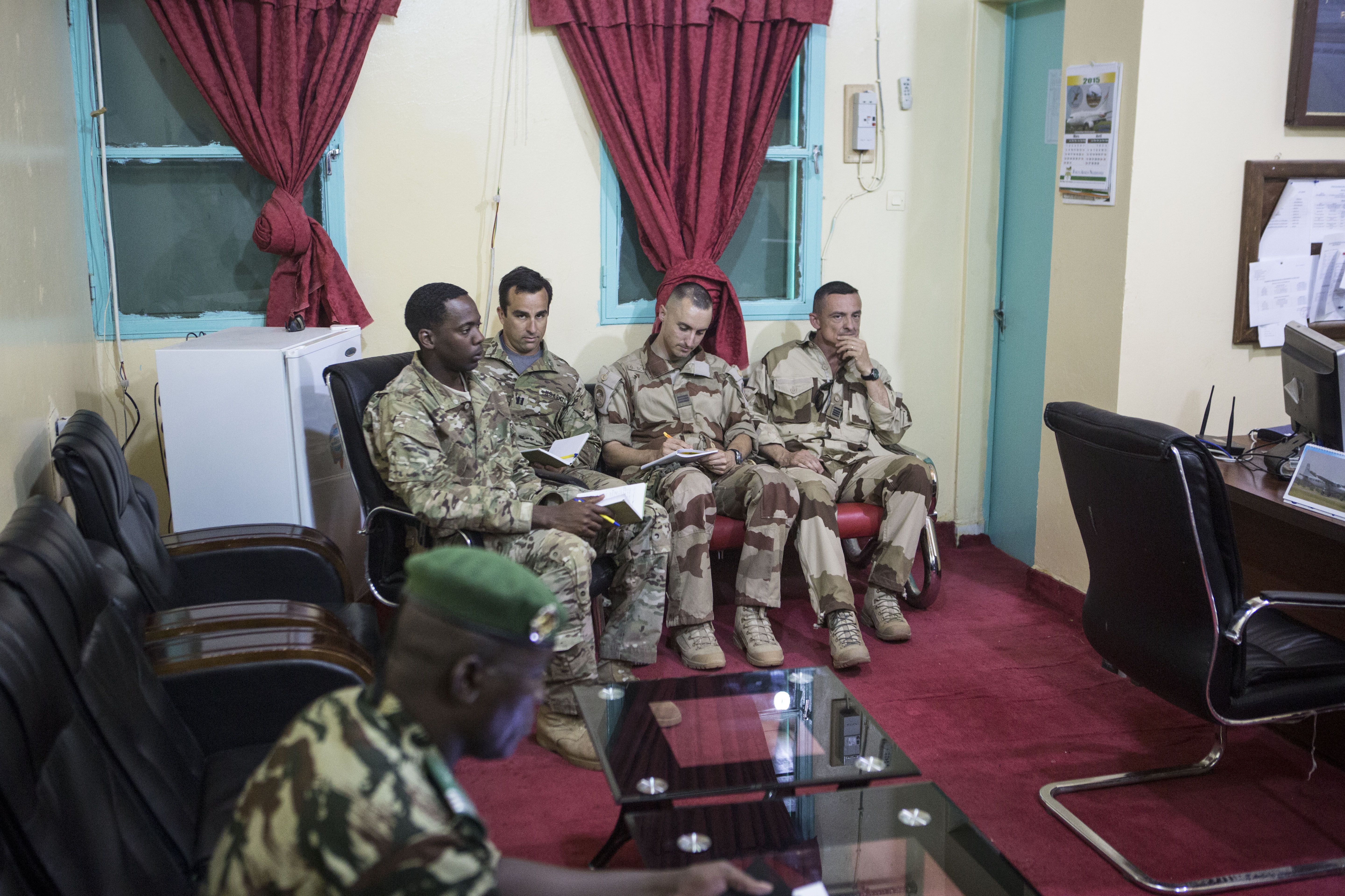 American and French soldiers, with a translator working for the American military, attend a daily briefing at a Nigerien military base in Diffa, Niger, March 26, 2015. Image by Joe Penney. Niger, 2015.