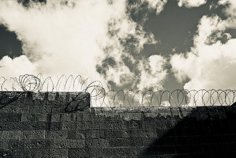 View of the walls from the inside of Pentridge Prison. Image by Natalie Maguire / Flickr. Australia, 2017. 