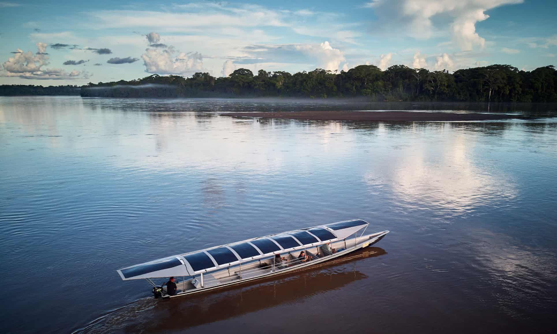 Sunkirum, one of the solar-powered canoes, sails on the Pastaza river. Image by Pablo Albarenga. Ecuador, 2020.