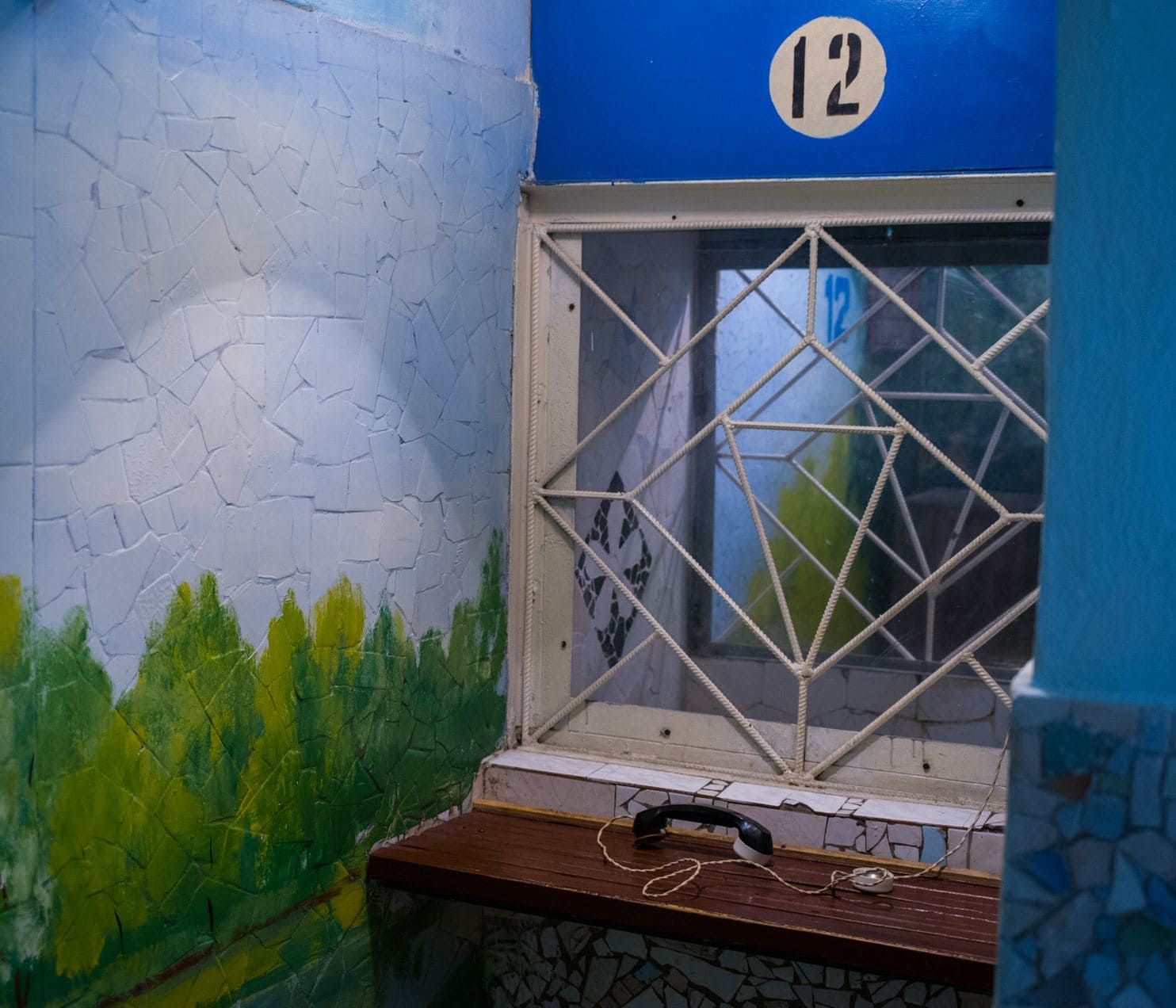 Short-term visitors room, pre-trial detention center in Kharkiv. Image by Misha Friedman. Ukraine, 2019.