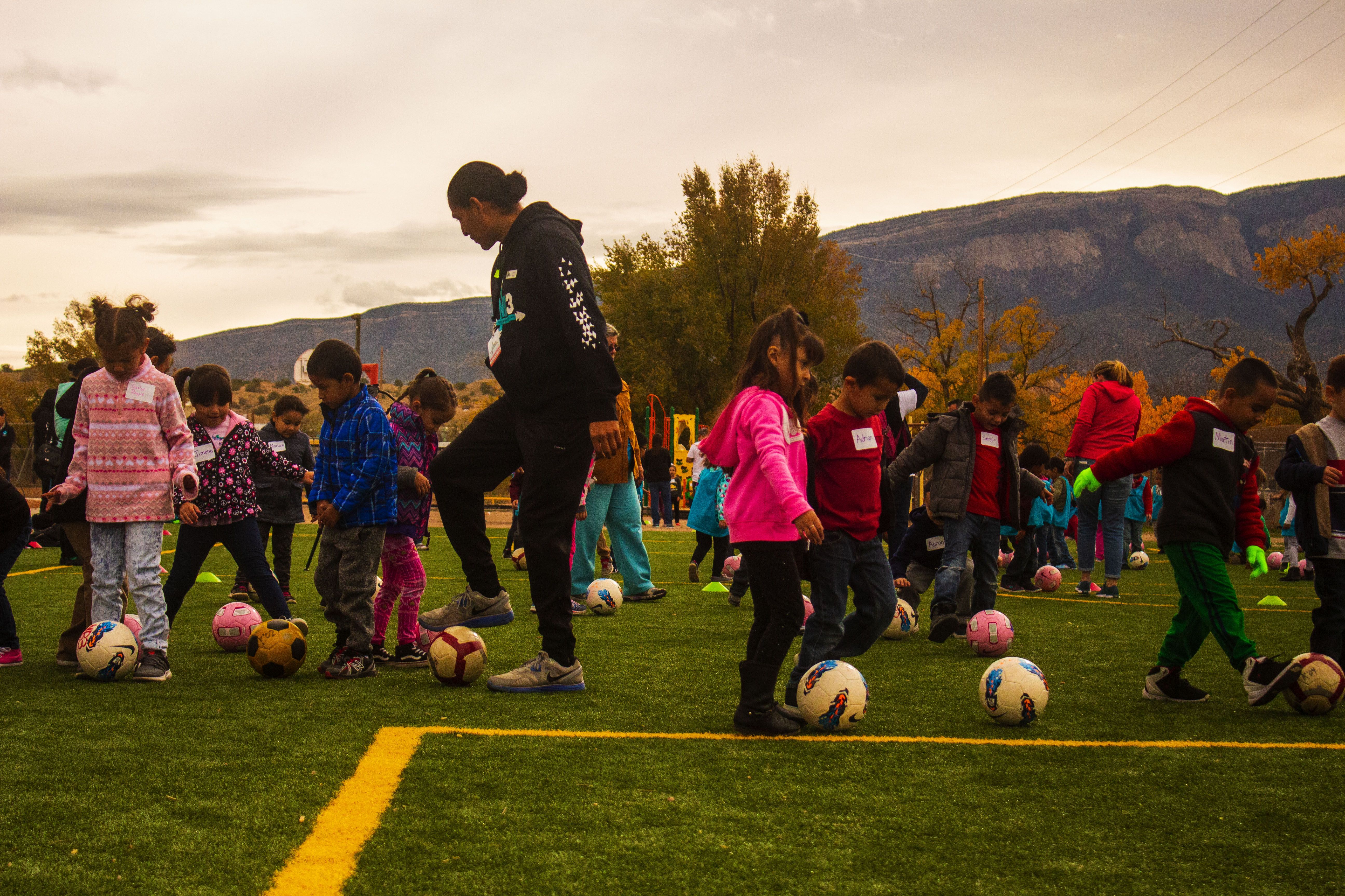 The students warmed up at the beginning of the clinic with basic dribbles. They were instructed to dribble the soccer ball close to their bodies and maintain control. Image by Viridiana Vidales Coyt, United States, 2017.