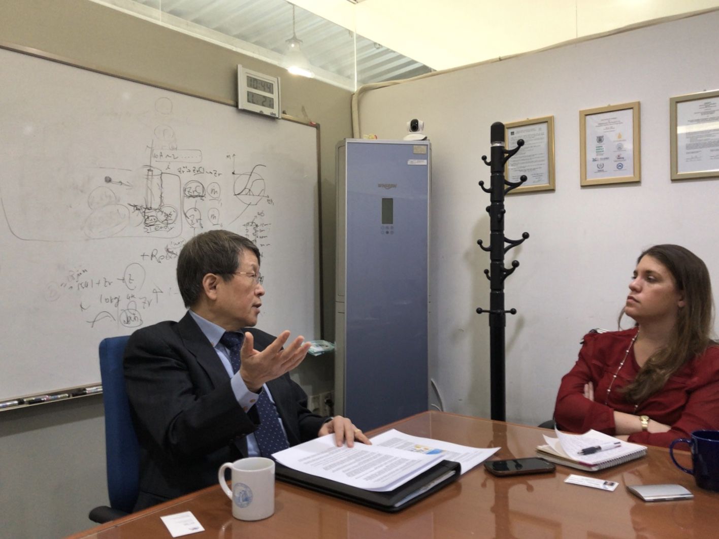 Hwang Il-soon, a nuclear engineering professor at Seoul National University who supports his country having a pyro-processing capability, speaks with Pulitzer Center grantee Rachel Oswald. Image by Jayine Chung. South Korea, 2018.