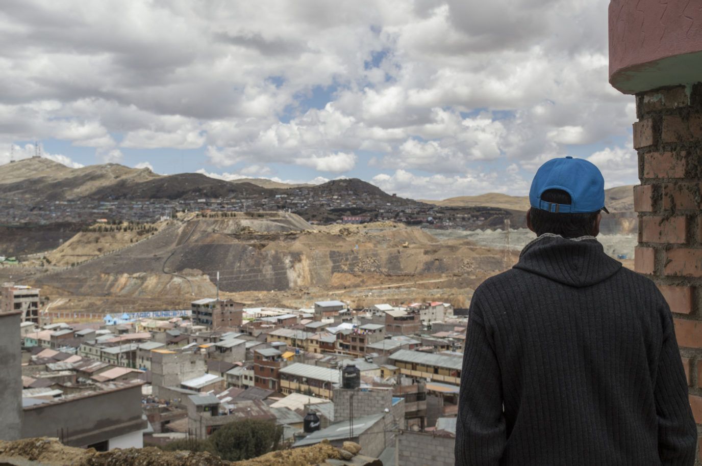 A man looks out over the Raúl Rojas open-pit from Paraghsa. Image by Ricardo Martínez. Peru, 2017.