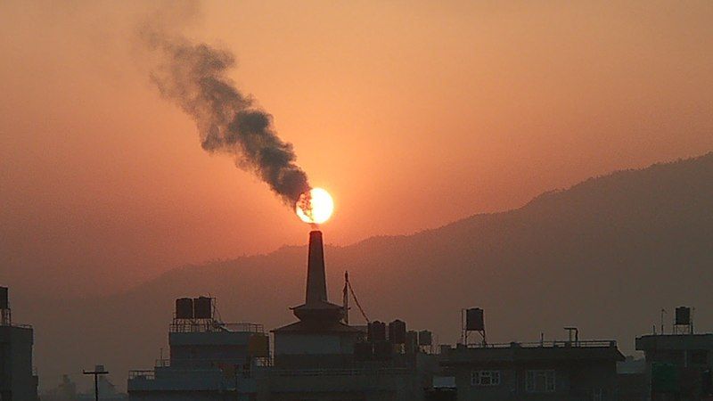Air pollution from a brick factory in Nepal. Image by Janak Bhatta / Wikimedia Commons. Nepal, 2019.