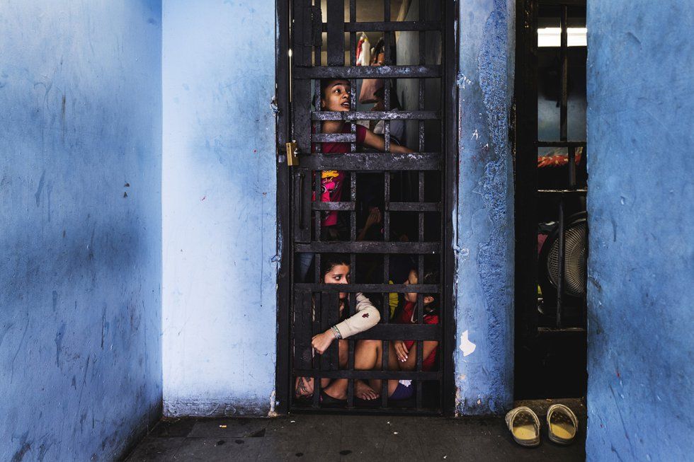 Dos mujeres cumplen su pena en el centro de detención preventiva de La Yaguara, Caracas, en 2018. Imagen por Ana Maria Arevalo. Venezuela, 2018. 