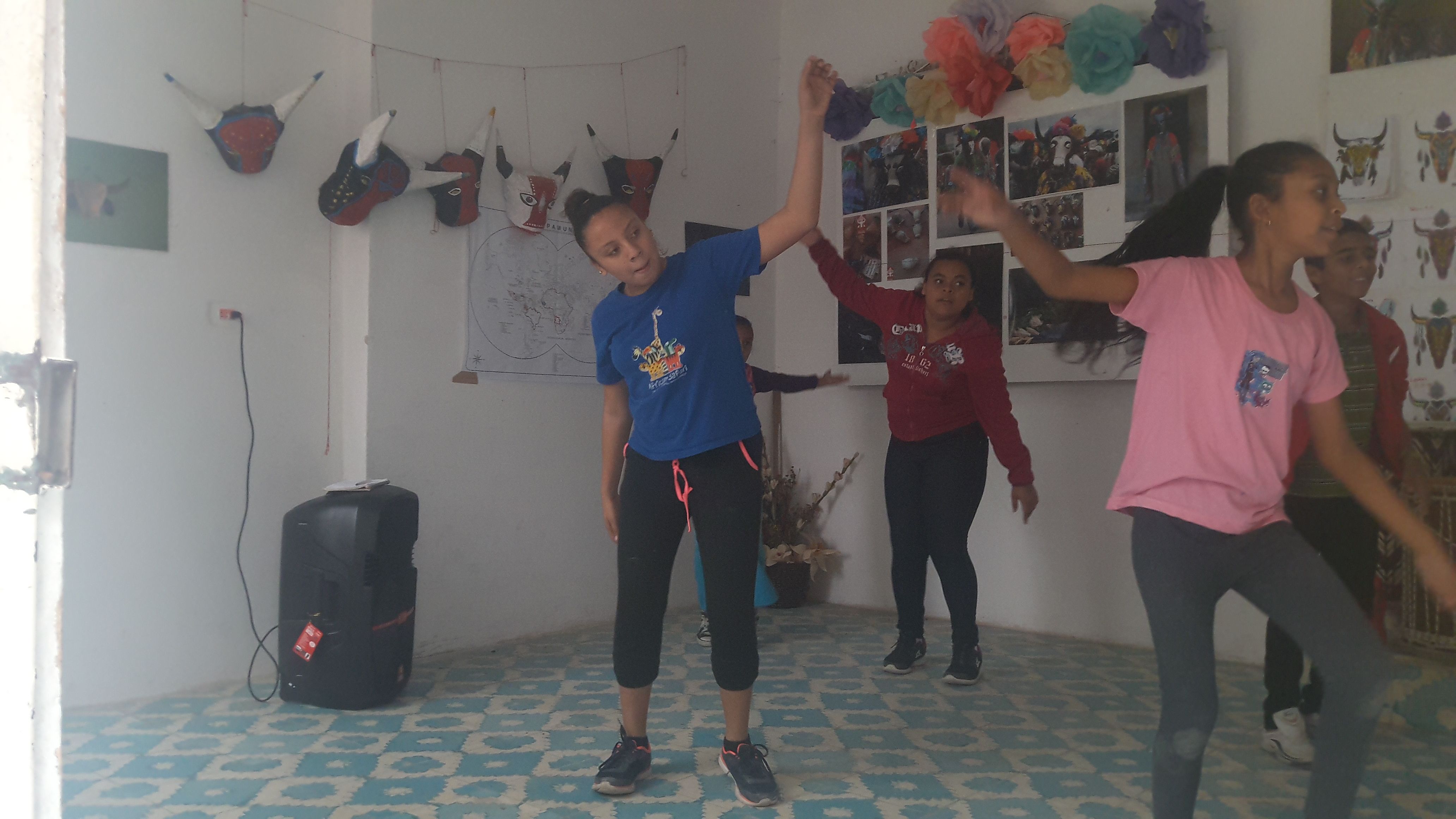 Dance students learn some Sinte moves. Image by Jonathan Custodio. Mexico, 2018.