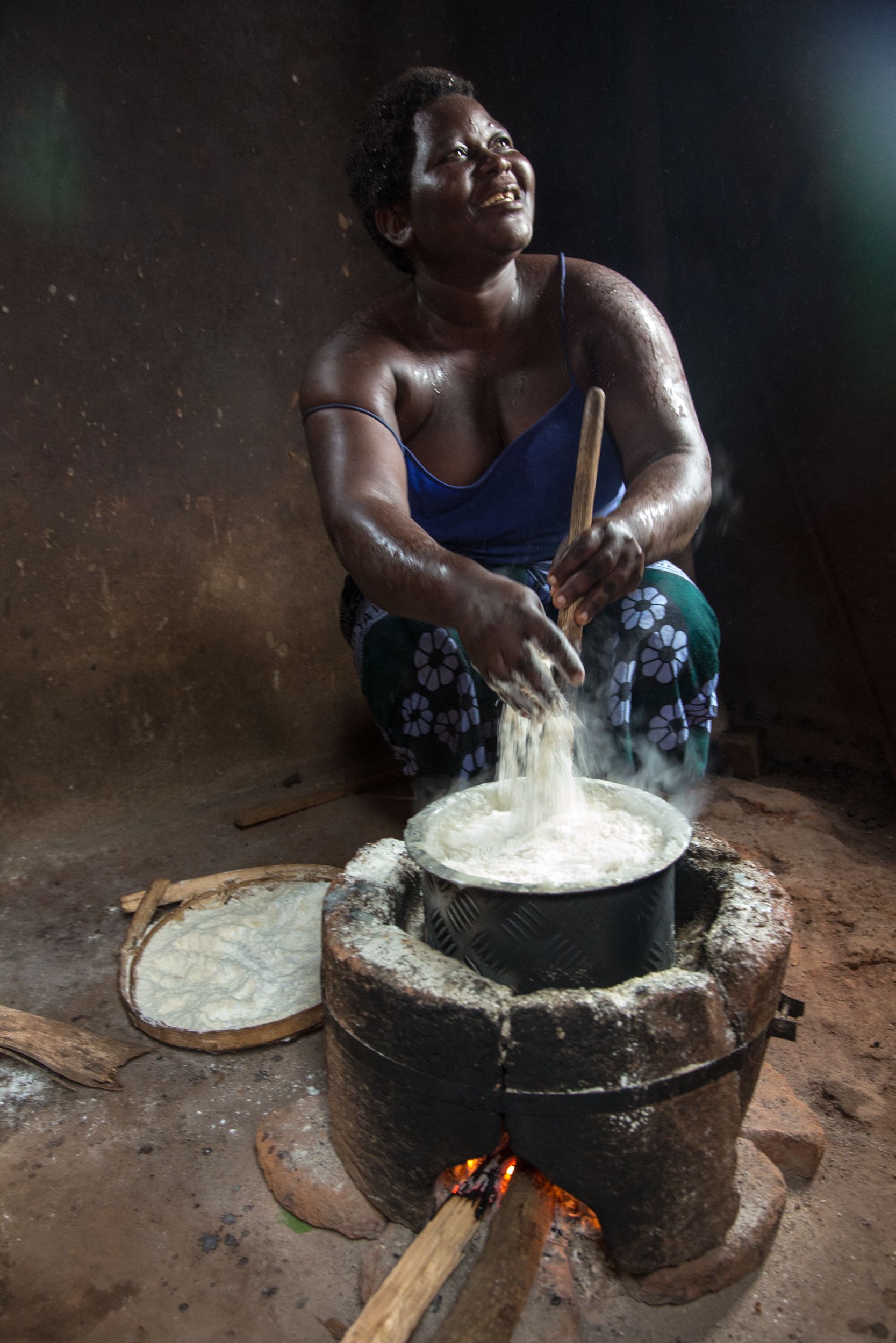 Rose Kandodo from Nessa village cooking nsima on an improved cook stove. Compared to open fire, the stove uses only half the wood and smokes less. Image by Nathalie Bertrams. Malawi, 2017.