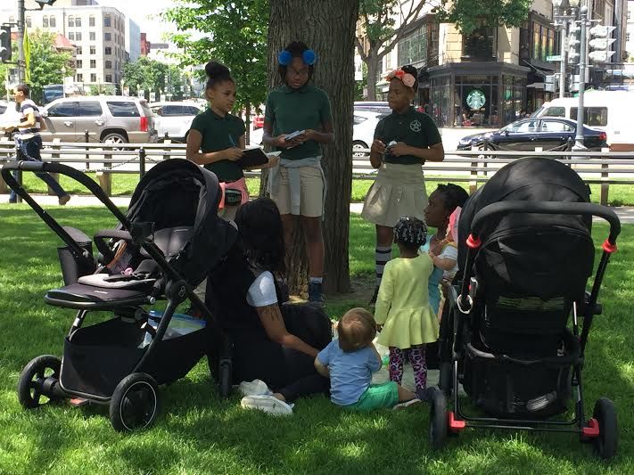 Students interview people in Dupont Circle on June 1 as part of the Walk Like a Journalist workshop. Image by Allison Shelley. United States, 2017.