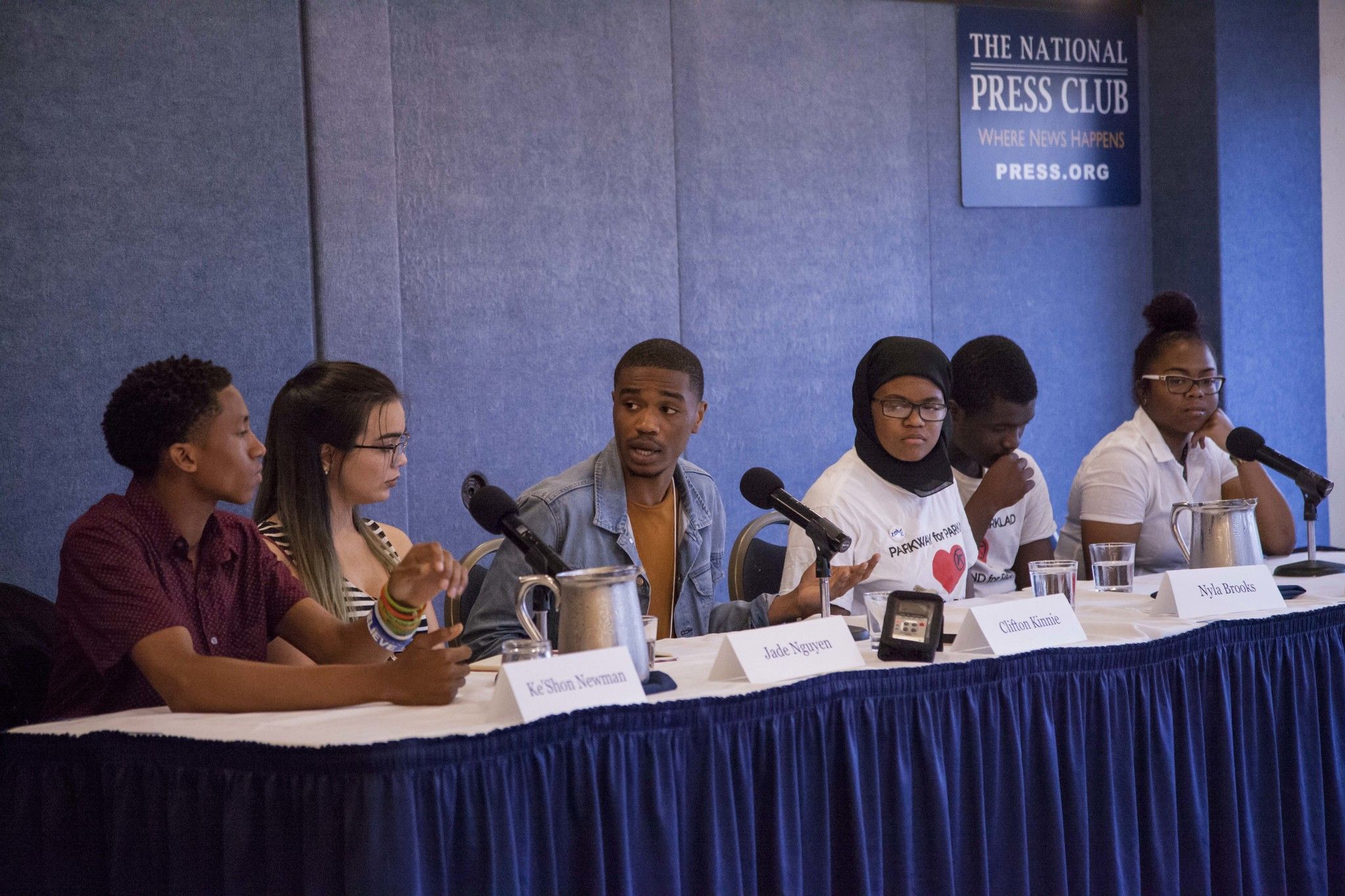 Clifton Kinnie moderates the dialogue at "Youth Activists and the Media: Reporting on Gun Violence." Image by Jin Ding. Washington, DC, 2018.