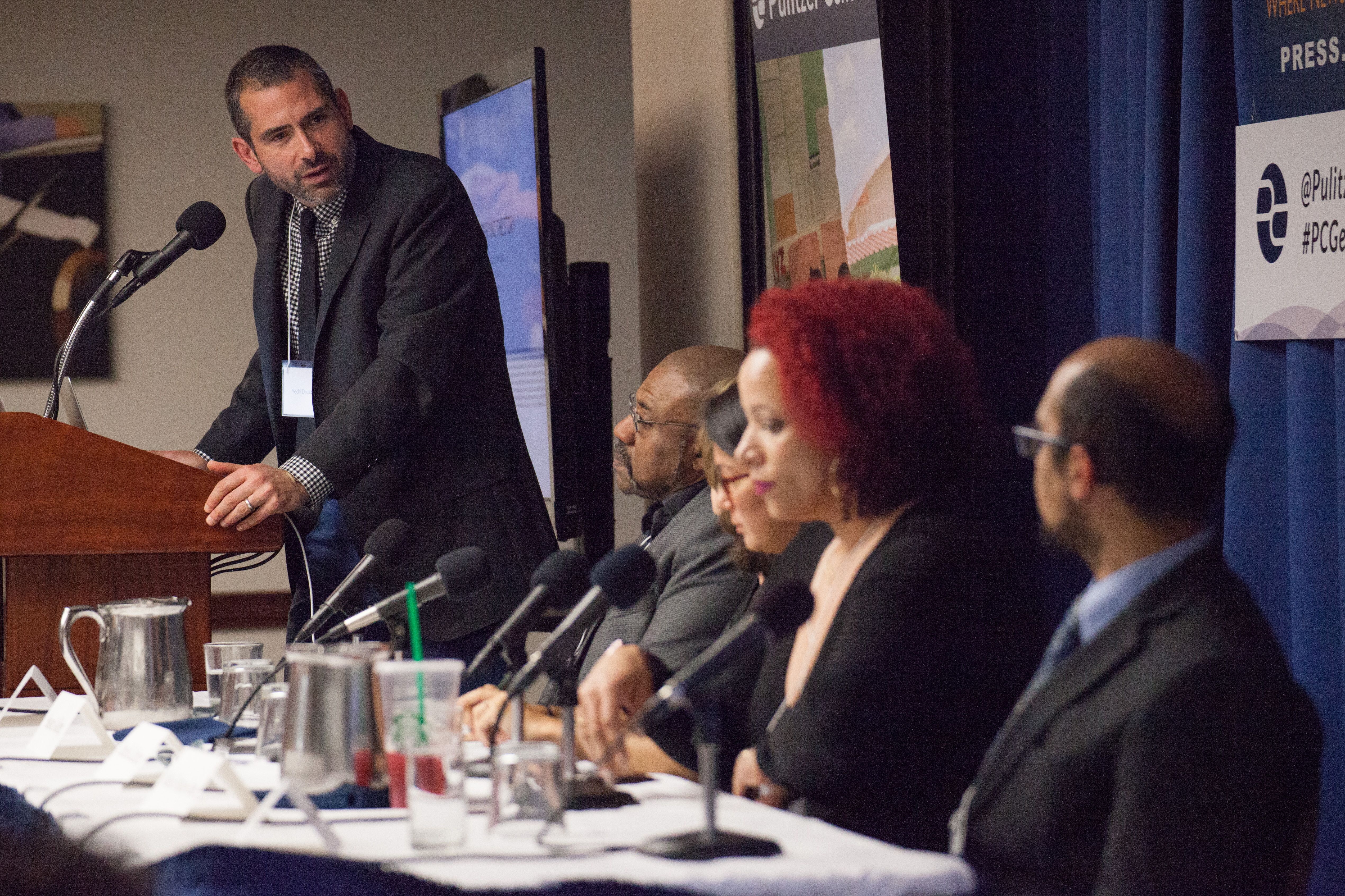 Moderator Yochi Dreazen addresses speakers on the Diversifying the Story panel. Image by Sydney Combs. United States, 2017.
