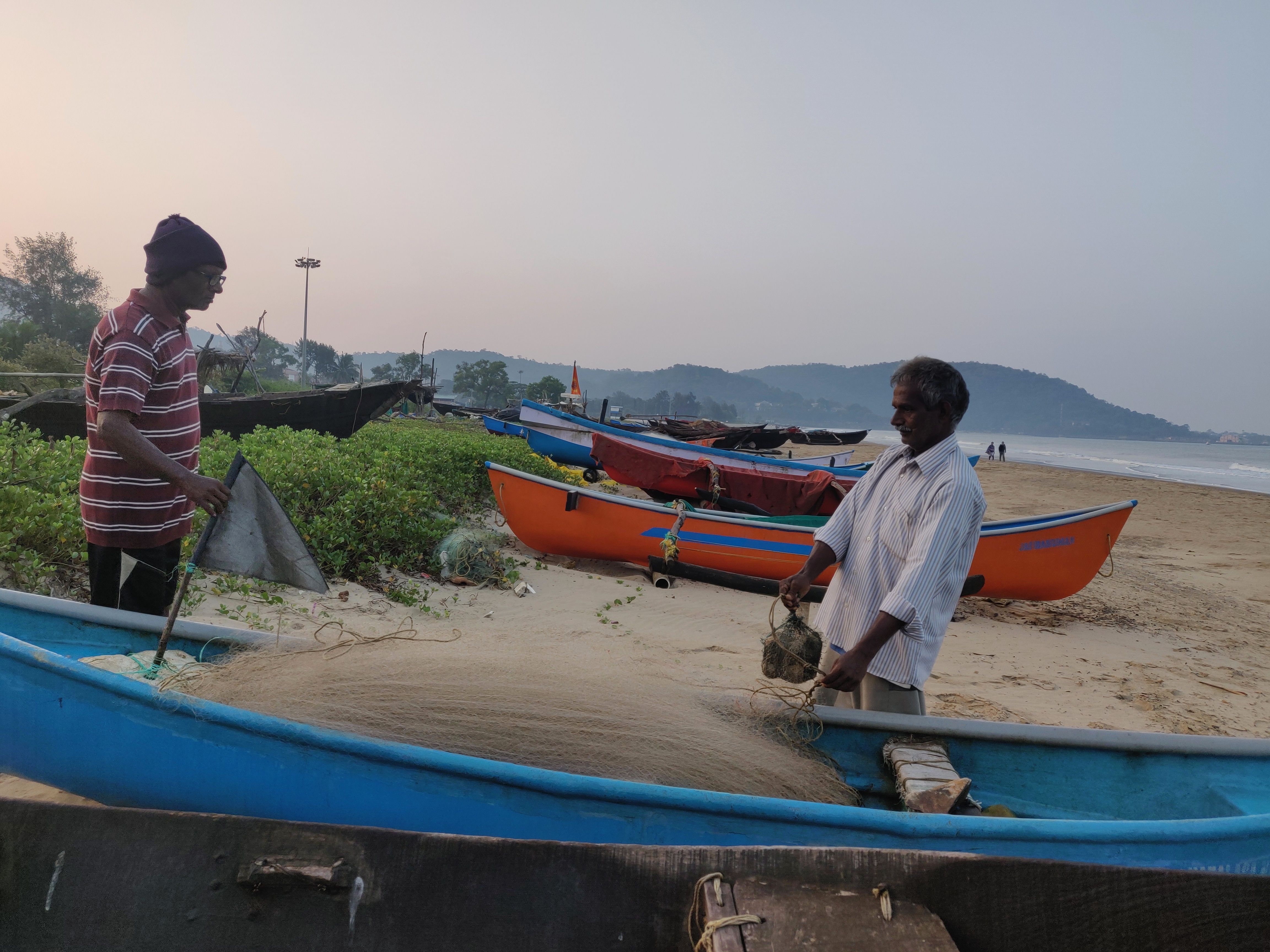 Sadanand Malshekar (right), 62, is among the thousands of fisherfolk who are worried that the Karwar port’s expansion will pollute the water in the fishing harbour and damage the beach they use to anchor their boats. Image by Disha Shetty / IndiaSpend. India, 2020.