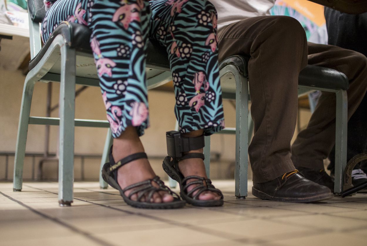 An ankle monitor on Miriam, who did not want to release her last name, during a press conference at the Casa Vides Annunciation House immigrant shelter on Monday, June 25, 2018, in El Paso. Image by Ivan Pierre Aguirre for the Texas Tribune. United States, 2018. 