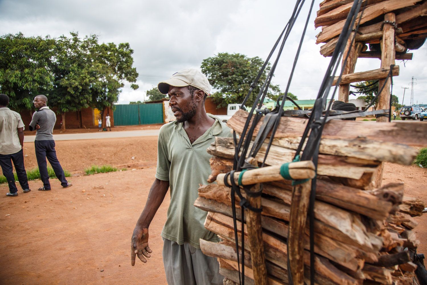 Road-side sale of firewood. Malawi loses nearly 520 square kilometres of its forests annually due to illegal logging. Image by Nathalie Bertrams. Malawi, 2017.