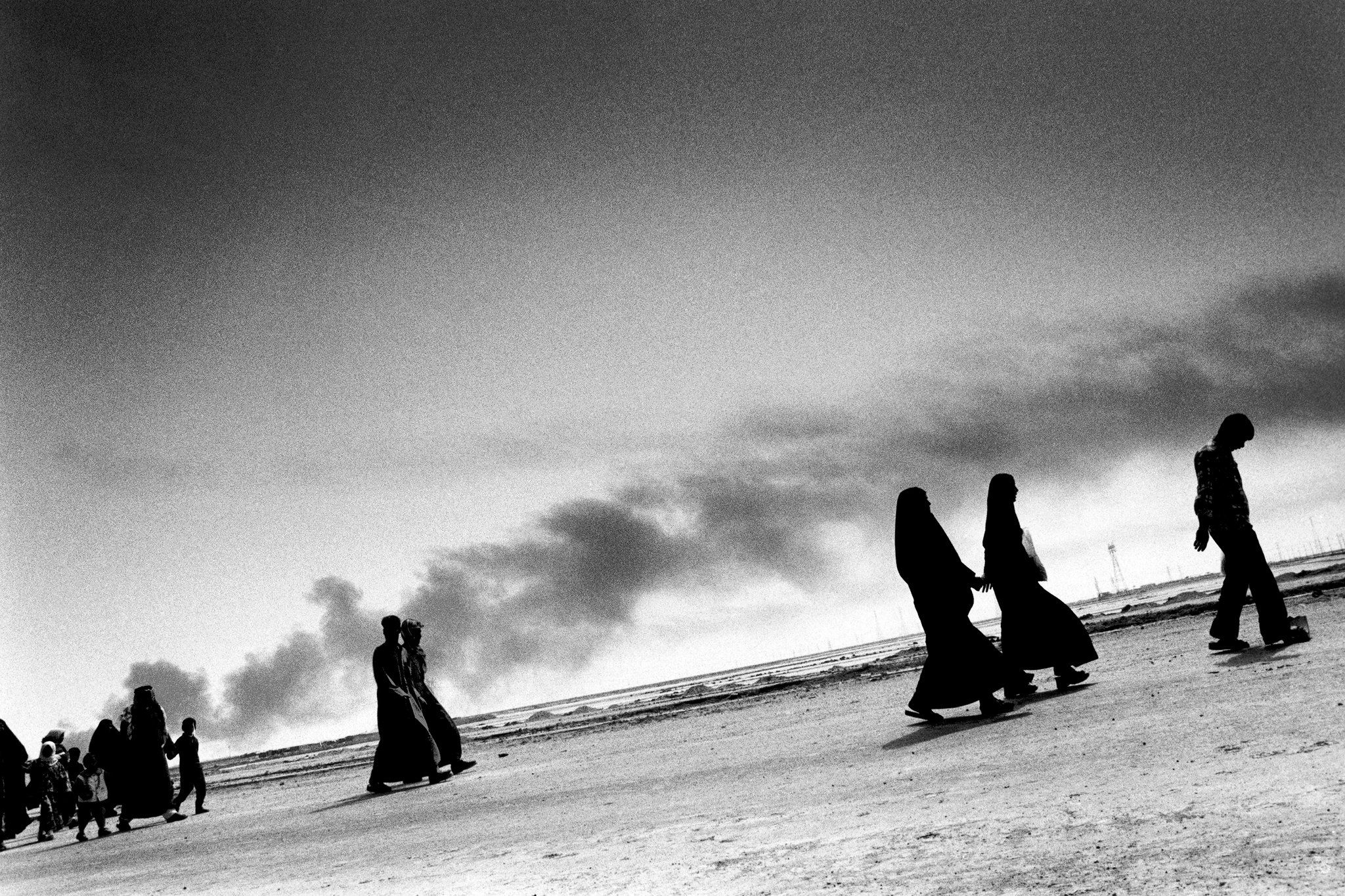 Civilians fleeing Basra. Image by Paolo Pellegrin. Iraq, 2003.