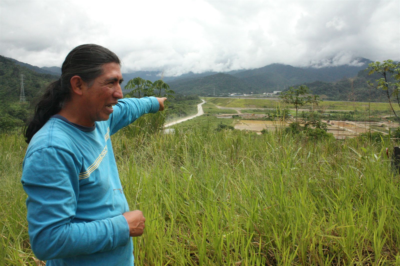 Luis Sánchez Shiminaycela points to the construction works near the house he was evicted from. Image by Andrés Bermúdez Liévano. Ecuador, 2019.