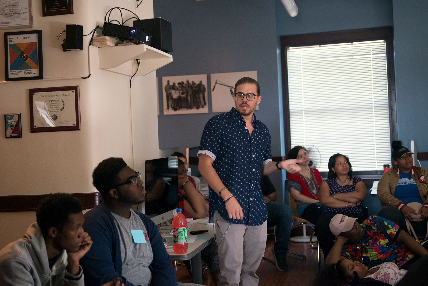 Dominic Bracco presents his reporting project to students at Free Spirit Media. His project follows Diego, a man who left his violent past in Juarez, Mexico. Image by Jordan Roth. United States, 2017.
