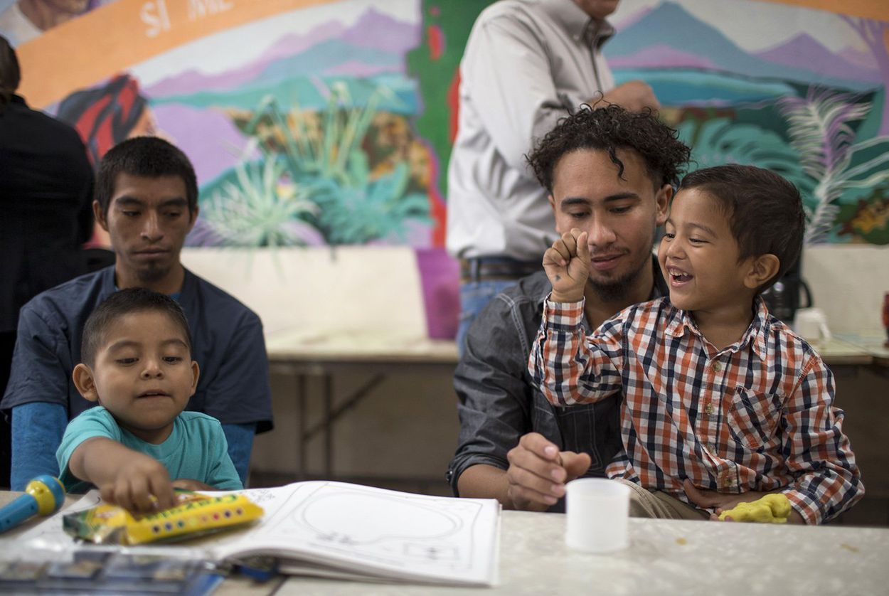 Pablo Ortiz and his 3-year-old son, Andres, and Roger and his 4-year-old, Roger Jr., speak to the media during a press conference at the Annunciation House immigrant shelter in El Paso in July 2018 after being released by ICE. Image by Ivan Pierre Aguirre for The Texas Tribune. United States, 2018.