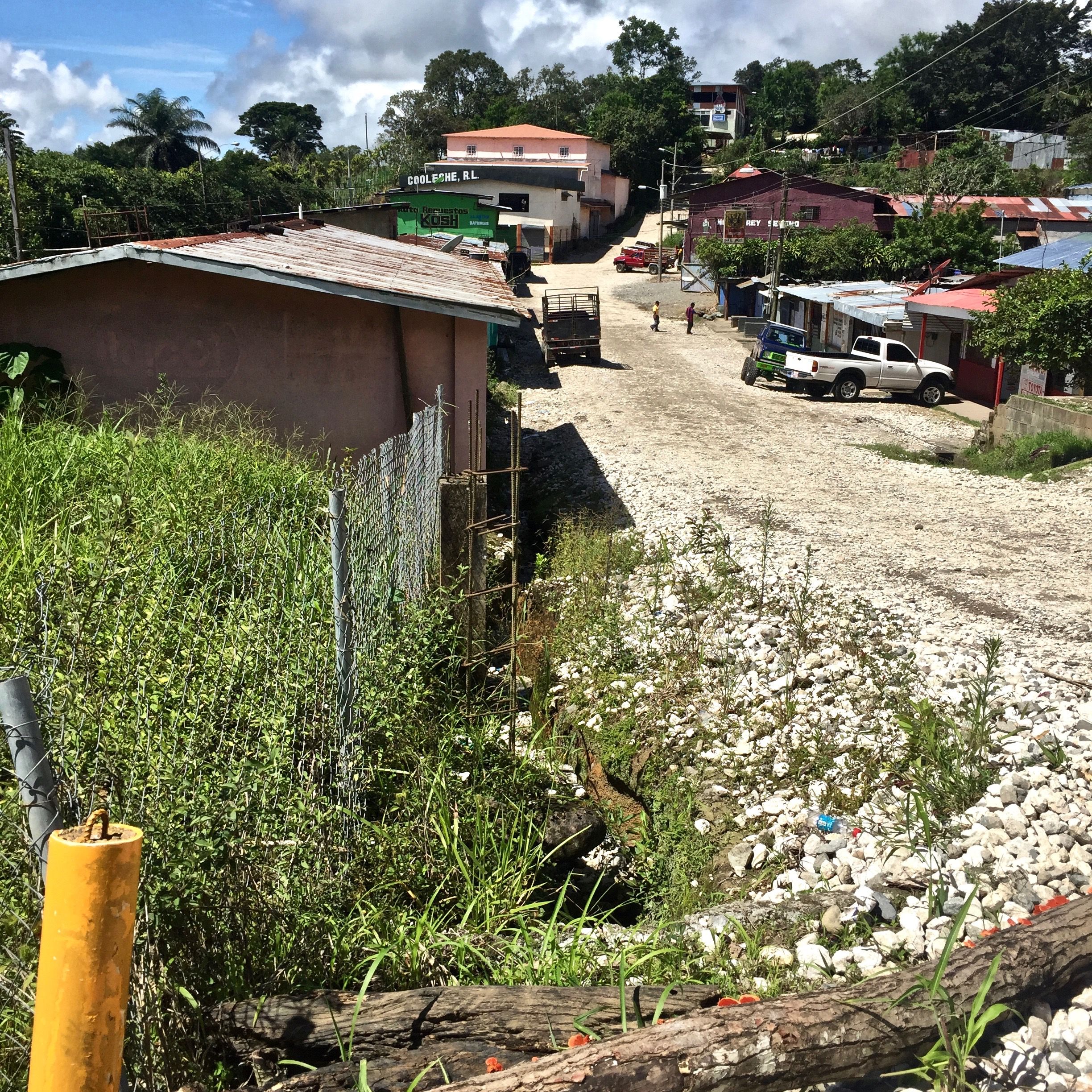 Rio Sereno/San Marcos border crossing is adjacent to open areas allowing for easy access to both countries. A gravel road separates Panama from Costa Rica. Image by Samira Tella. Costa Rica, 2018.