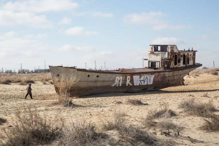 Rusting ships sit in the desert in the former port in Moynaq, Uzbekistan. Image by Taylor Weidman. Uzbekistan, 2018.