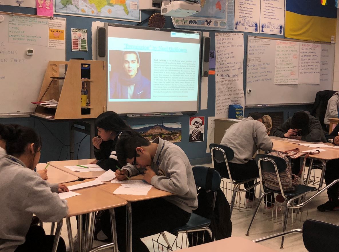 9th grade students at Farragut Career Academy in Chicago analyze a model poem by Noel Quiñones before writing their own. Image by Hannah Berk. United States, 2019.