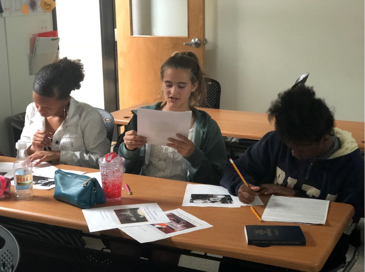 7th grade students at The Arts Based School in Winston-Salem explore Pulitzer Center reporting projects before writing their poems in response. Image by Hannah Berk. United States, 2019.