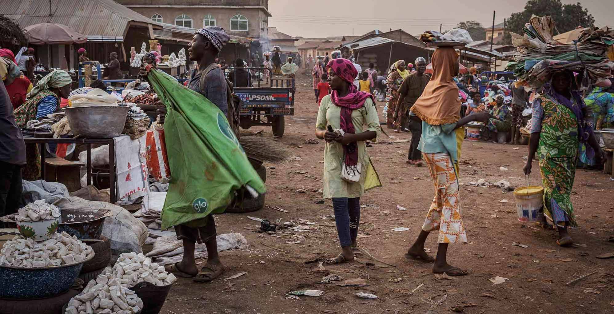 Women sell cowpea at this bustling grain and vegetable market in Tamale, Ghana’s third-largest city. Ninety percent of Ghana’s cowpea is grown in the northern part of the country. Image by Ankur Paliwal. Ghana, 2019.