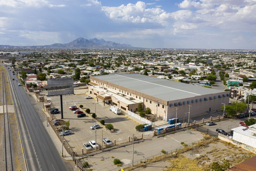 Mexican officials have turned an empty factory in Ciudad Juárez into a temporary shelter to hold migrants who have been arriving in large numbers to the border city across from El Paso. Image by Ivan Pierre Aguirre. United States, 2019.