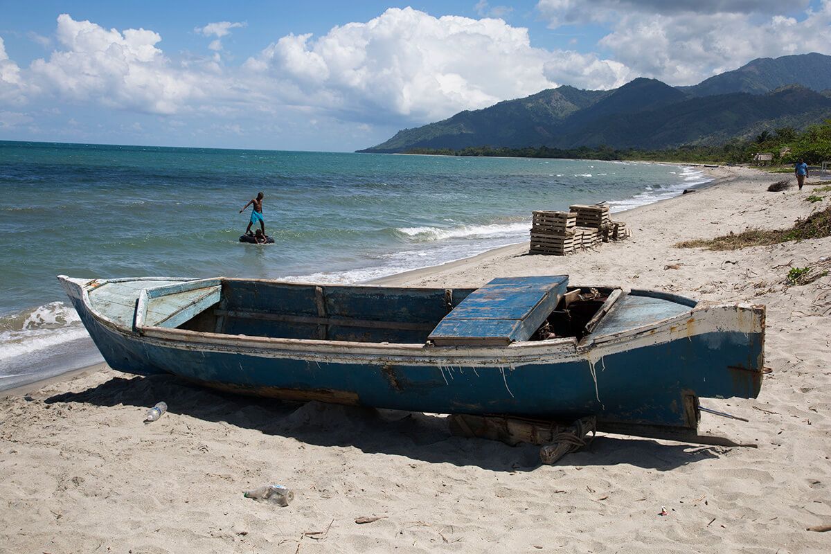 A local beach in Rio Esteban where fishermen launch daily. Image by Susan Meiselas/Magnum Photos. Honduras, 2018.