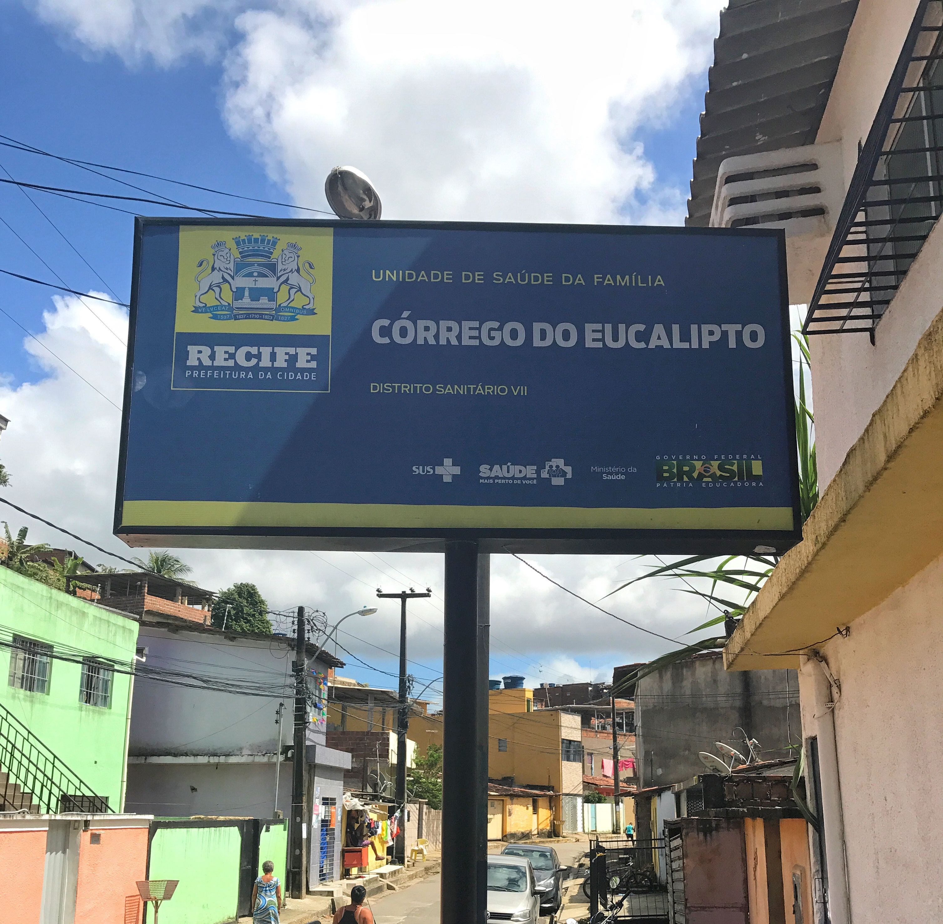 The sign marking the entrance to the Unidade de Saúde da Família (USF) in Córrego do Eucalipto. USFs are the cornerstone of Brazil’s primary healthcare strategy, which is a key component of its free national health system. Image by Poonam Daryani. Brazil, 2017.