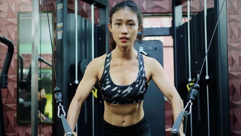 Thet Thet Wai lifts weights at her gym in Yangon. She recently became one of many internet celebrities leading the campaign to advocate for the death sentence for rapists. Image by Shaina Shealy for PRI. Myanmar, 2018. 