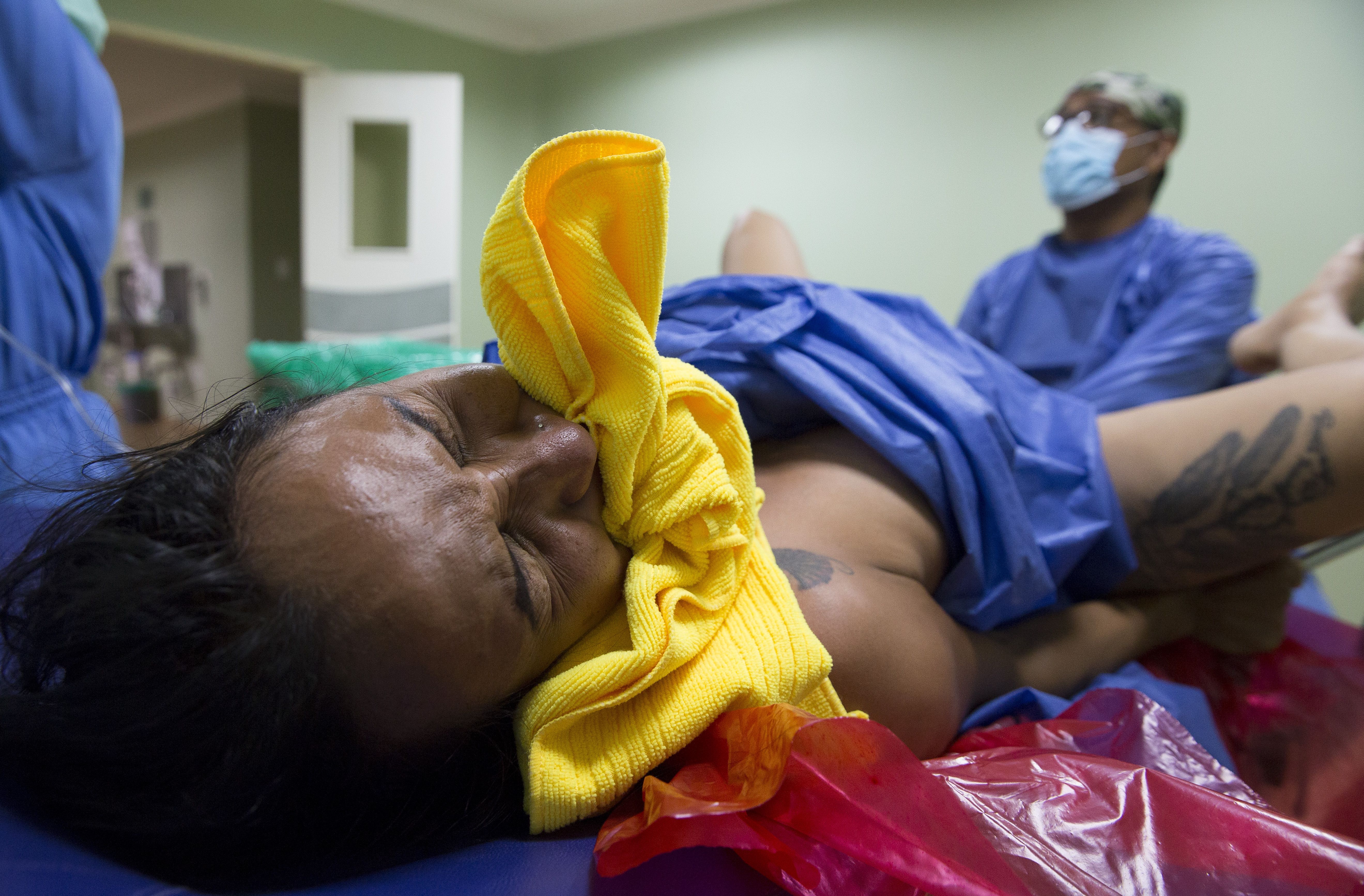 Yulianis Rodriguez gave birth alone in Colombia without an epidural. Image by Megan Janetsky. Colombia, 2019.