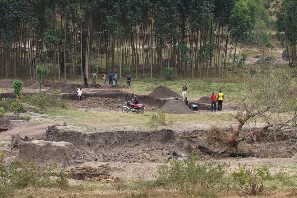 Men excavate sand in River Rwizi’s buffer zone in Nyakayojo, Mbarara. Image by Fredrick Mugira. Uganda, 2019.
