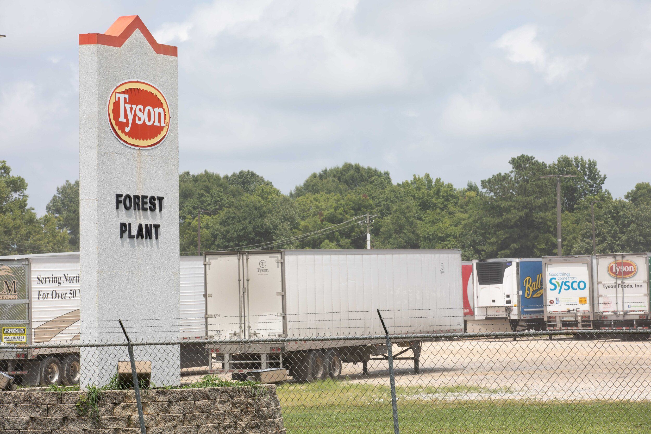 Tyson Foods’ Forest plant was among 15 poultry plants across the South granted waivers by the USDA in April that allowed them to increase processing line speeds despite histories of severe injuries, Occupational Safety and Health Administration violations or the recent COVID-19 outbreak, according to a report by the National Employment Law Project. Image by Sarah Warnock/MCIR. United States, 2020.